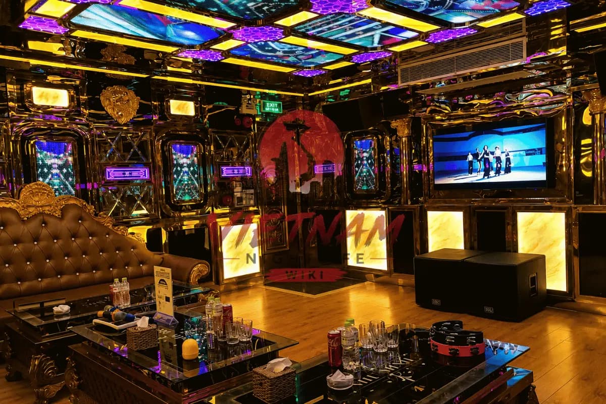 다낭 벤츠 가라오케 대형 KTV 룸 — 골드 인테리어·대형 디스플레이·JBL 스피커 및 주류 셋팅 테이블