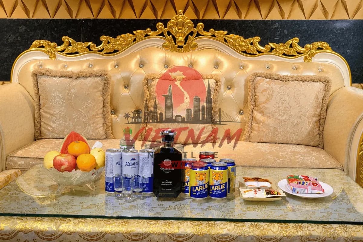 에덴 가라오케 VIP룸 세팅 — 금장 소파·라루에 맥주·과일 세트