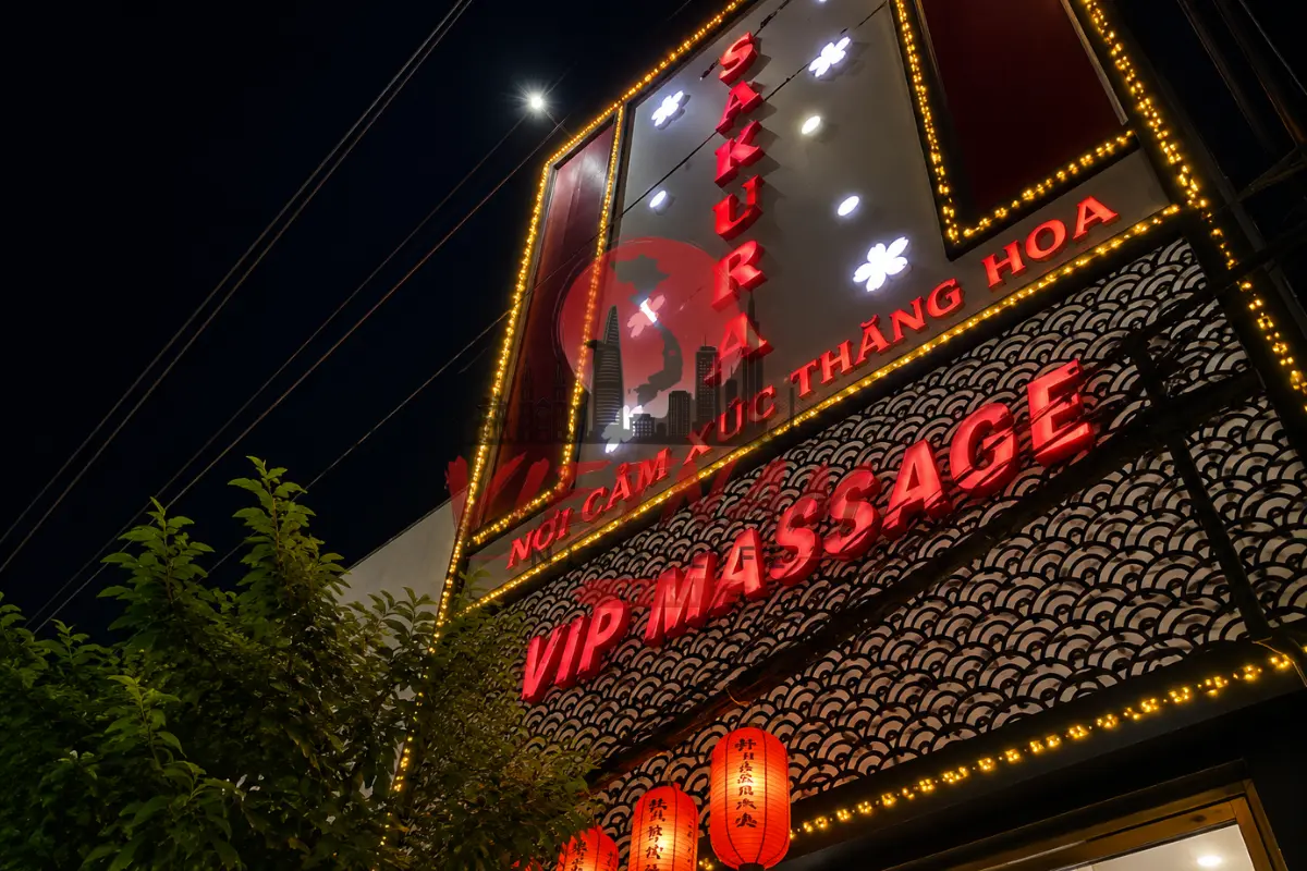 다낭 로컬 사쿠라 마사지 응우옌반토아이 본관 야간 외부 간판 전경 — SAKURA 벚꽃 조명과 VIP MASSAGE 붉은 네온 간판, 일본식 홍등 등롱 및 LED 외관