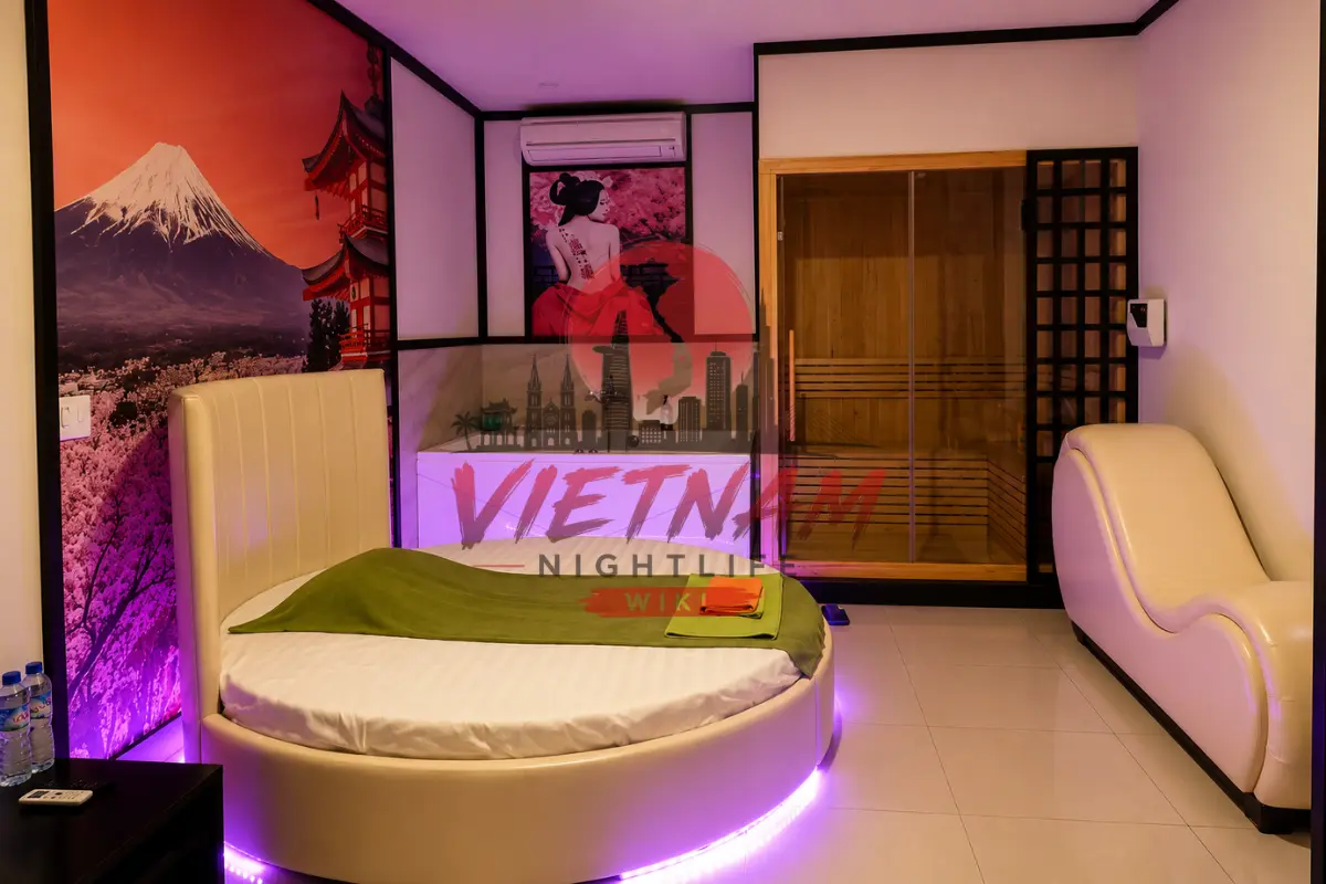 다낭 로컬 사쿠라 마사지 VIP 스위트 룸 — 후지산 벚꽃 벽화와 원형 핑크 LED 서클 베드, 건식 목재 사우나 부스 및 웨이브 가죽 소파