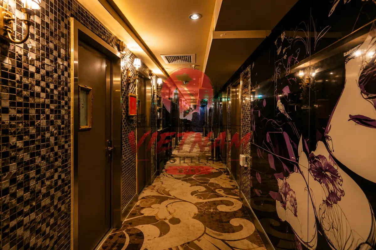 호치민 보스 가라오케 VIP 룸 복도 및 아티스틱 인테리어 동선 전경