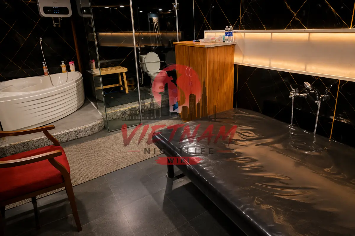 호치민 딸기 때밀이 스파 프라이빗 VIP 룸 내부 — 대형 욕조, 사우나 파티션, 블랙 누루 베드 세팅