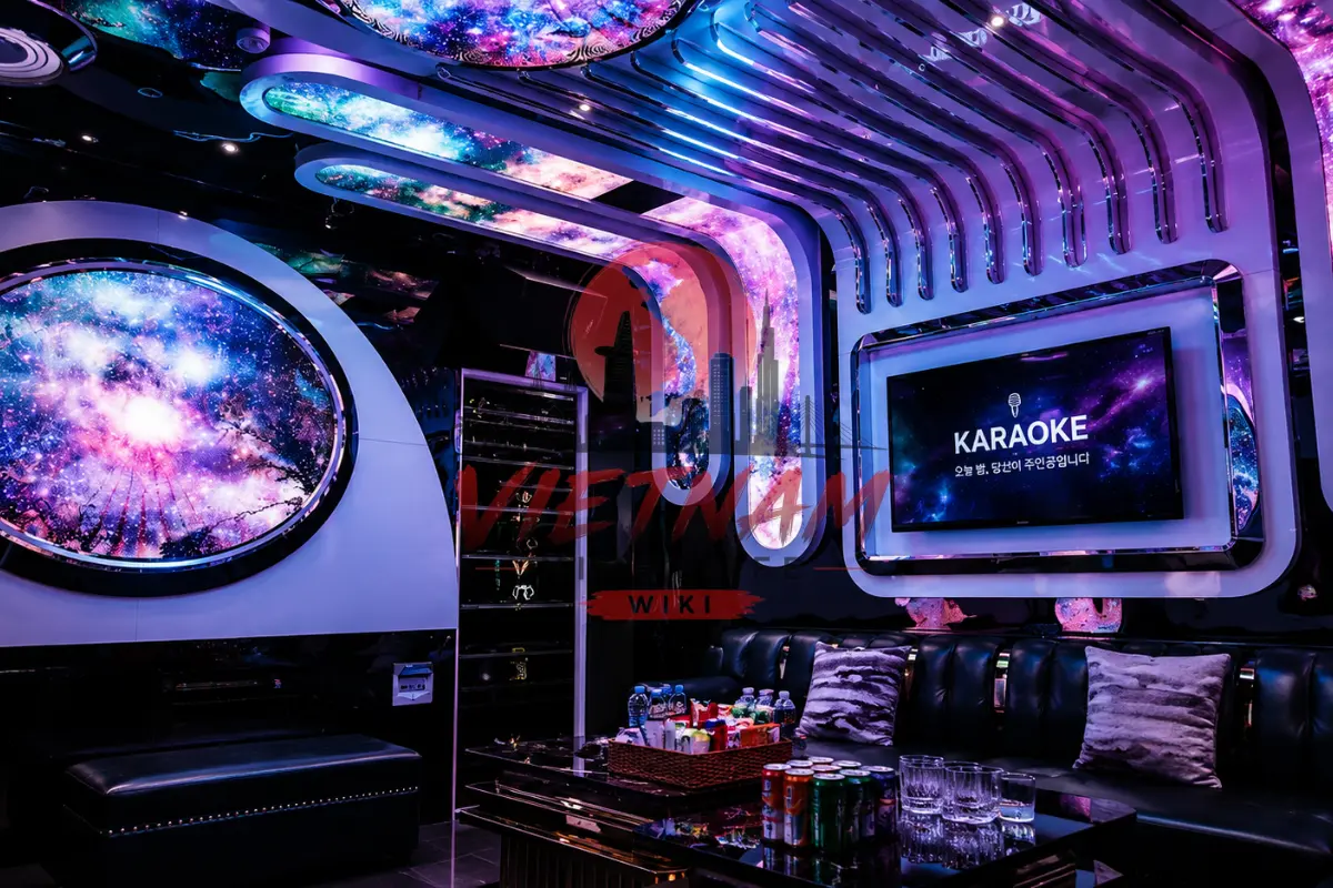 나트랑 킹덤 가라오케 갤럭시 우주선 컨셉 VIP 룸 — 갤럭시 은하수 서클 아트월과 한국 노래 모니터 화면, 주류 및 안주 트레이 세팅